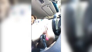 Russian slut has pleasure with her working aperture in the car