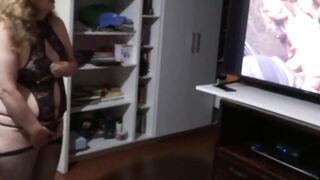 58-YEAR-OLD MOTHER MASTURBATES WATCHING PORN, ORGASMS AND CUMSHOTS IN HER UNSHAVED VAGINA - ARDIENTES69