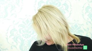 Reife Frauen stehen vor der Kamera und zeigen alle Locher