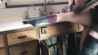 fortunate plumber screwed by a beauty