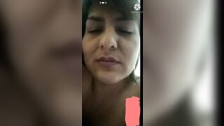 Amiga del trabajo me muestra sus enormes tetas por videollamada