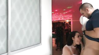 Me folla el hermano de mi esposo en su fiesta a escondidas y acaba en mi boca