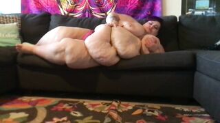Ssbbw abdomen wobble on daybed