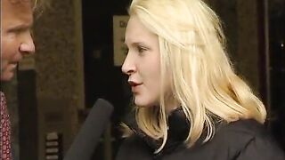 Der Tell me Greater Quantity Reporter quatscht Teens in Hamburg an retro