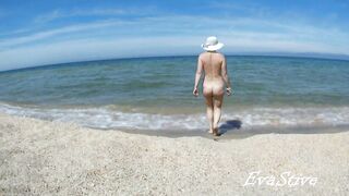Exposed mom bathing exposed in the sea