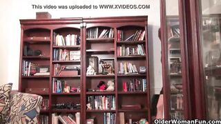 Black granny Amanda peels off her hose and plays