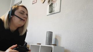 Wife distracted with climax whilst playing in online chat