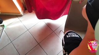 Mother I'd Like To Fuck viene scopata mentre sistema la spesa e poi si lecca tutta la sborra