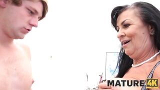 MATURE4K. Chap has sex with older porn actress with the sexy tanned body