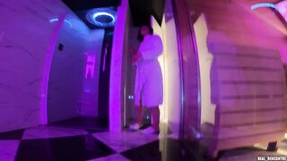 Une italienne rencontrée dans la rue, massée dans le sauna et défoncée en anal et double penetration par two inconnus