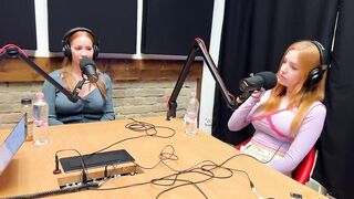 Scarlett Jones asks a fan why that guy buys her indecent pants!!!