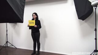 zrelaya-masturbiruet-na-divane-kisku-igrushkoy-i-konchaet-na-kastinge