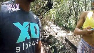 Fui passear com a minha Prima no Parque da cidade, e a safada pediu pra fuder ela dentro dos mato escondido