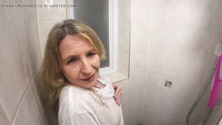 Beenie takes a shower