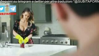 SCOPA LA MADRE MENTRE PULISCE (Sottotitoli italiano) SUB ITA