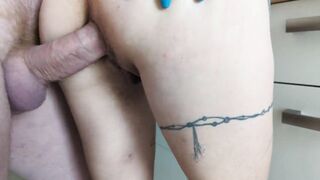 Une bonne sodo a sec dans la cuisine pour une small salope