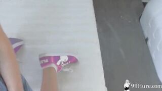 Sex im Auto mit einer blonden Frau mit einem groben Arsch