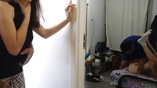 Mientras Observo al infiel con la criada, El tecnico desliza su polla a traves de mi agujero.