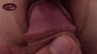 Je le suce les yeux bandés puis il me baise et me sodomise sur le lit