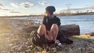 Chatte Mouiller et Très Exciter, je me Masturbe près de pêcheur question de faire leur journée!!!