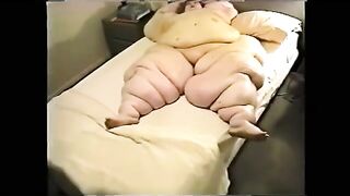 Uma vovo de Septeuil acaricia sua buceta velha e mostra seu corpo magnifico