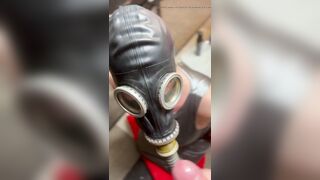 Spunk Fountain on gas mask