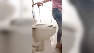 CURLY MAMMA WHILST PEEING LEAVES HER HIRSUTE TWAT UNCOVERED