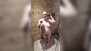 Preggo woman in 4 months showers