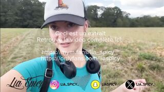 Je squirt et me fist dans les champs de maïs, le propriétaire du champs me surprend