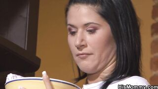 HIS MAMMA - Blond aged lesbo seduces cute beauty