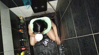 Sexi Wife taking heavy load of urinate on face