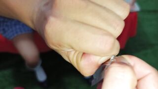 The gorgeous Canadian model shows us how to put on and use a jo-bag.