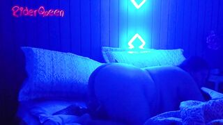 Voy de viaje de negocios y mi hijastro me calienta y follamos