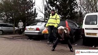 Bezwstydna kobieta z NL pokazuje publicznie swoje wdzieki