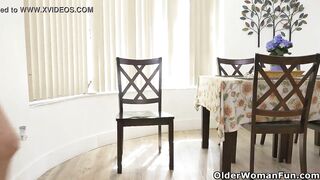 Golden-haired gilf Justine from the USA needs some time alone with her hirsute twat in the kitchen. Bonus movie scene: American granny Sindee Dix.