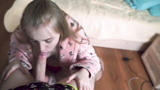 ПОМЕШАЛ ЧИТАТЬ КНИЖКУ ДЕВУШКЕ ЧТОБЫ ОНА СДЕЛАЛА МИНЕТ