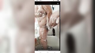 Hotty masturbates in the shower
