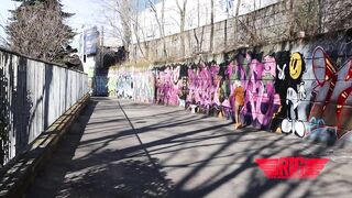 Stridere - Rosario Gallardo passeggia nuda in strada a Milano