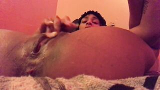 Skinny Thick black squirts in the end