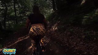 Culona en leggins apretados pasea por el bosque en bicicleta y termina mamando y follando al aire libre con su enorme culo