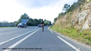 libertine et amatrice, j'adore m'exhiber, je montre mon cul au bord de ma route nationale!
