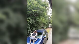 Hawt, pale butt on the bonnet ?