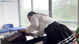 ALUMNO SE COGE A SUMAESTRA EN EL SALON! ANECDOTA? ME COGI A MI MAESTRA MARA!