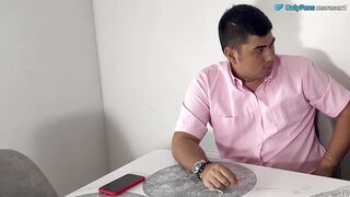 La chica secretaria de gran culo falló en su trabajo