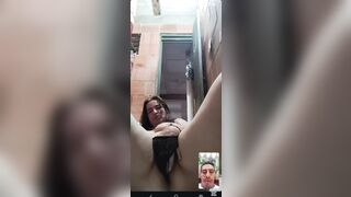 Vieja colombiana atrevida desnuda enseña sus tetas a su hijastro (primera parte)
