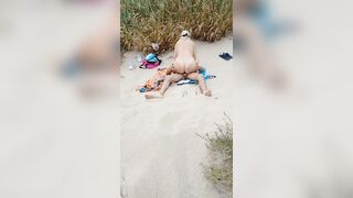 Dois amigos fudendo na praia