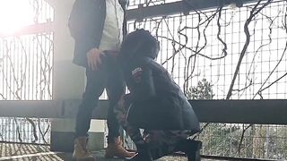 Heiße Mother I'd Like To Fuck muss pinkeln und lässt sich im Parkhaus des Einkaufzentrums ficken. Erwischt!!!